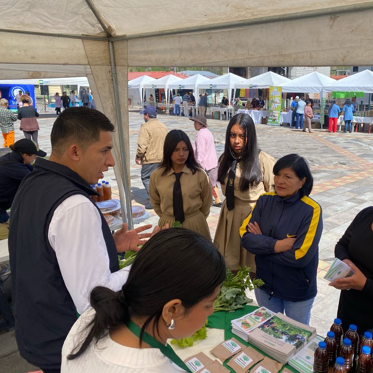 Promovemos la agricultura sostenible en la Feria de Emprendimientos de Chimbo, Bolívar