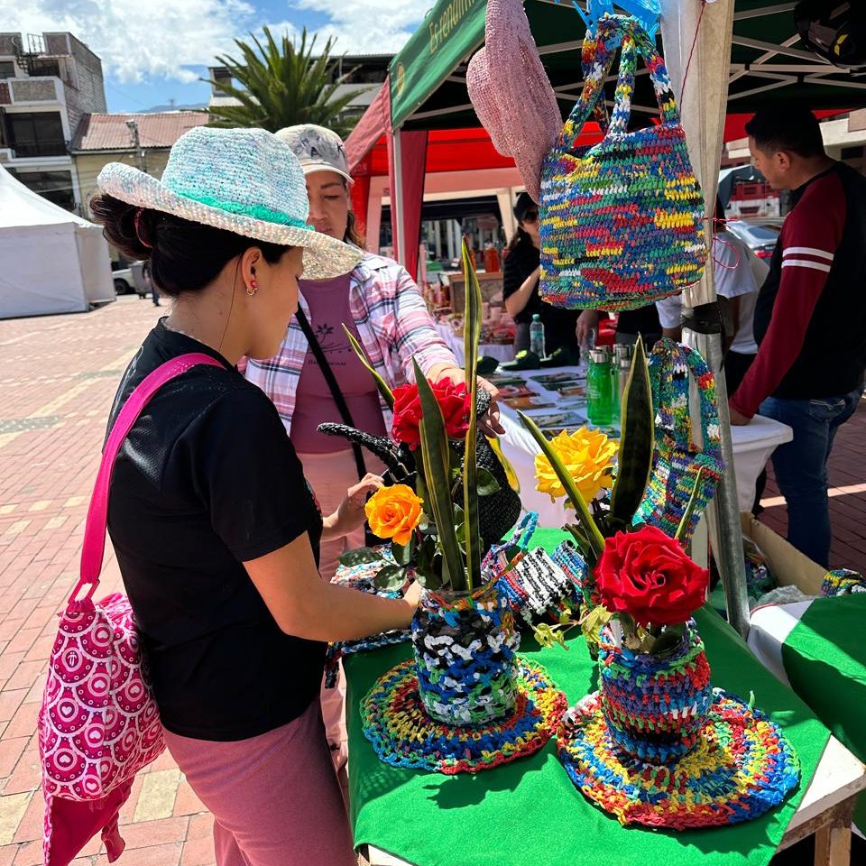 Fortalecemos la producción orgánica y el consumo responsable en la Feria Comunitaria de la Plaza 10 de Enero, en Bolívar