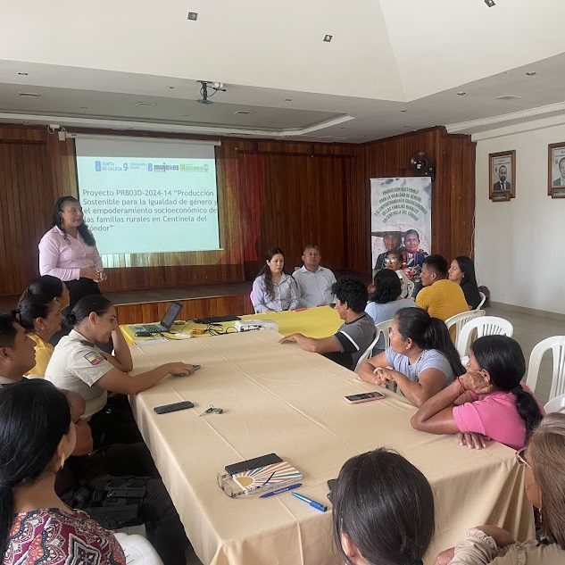 Mesa de diálogo fortalece la organización territorial de mujeres en Centinela del Cóndor