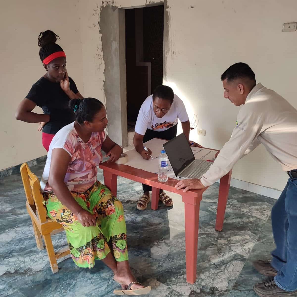 Mujeres de Huaquillas, reciben introducción al taller de Emprendimiento, Empoderamiento y Liderazgo femenino.