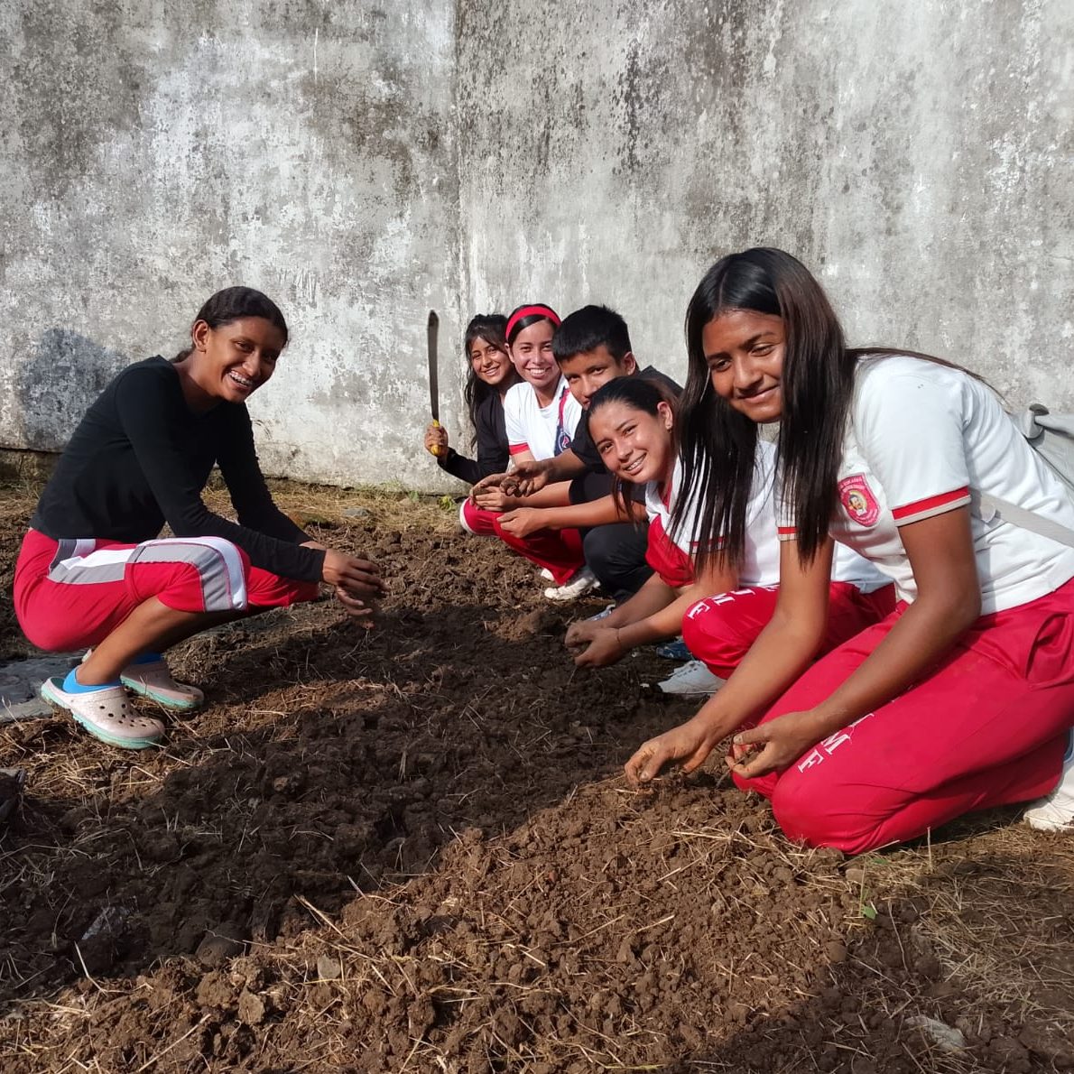 Huertos escolares en El Empalme para aprender y cuidar la tierra