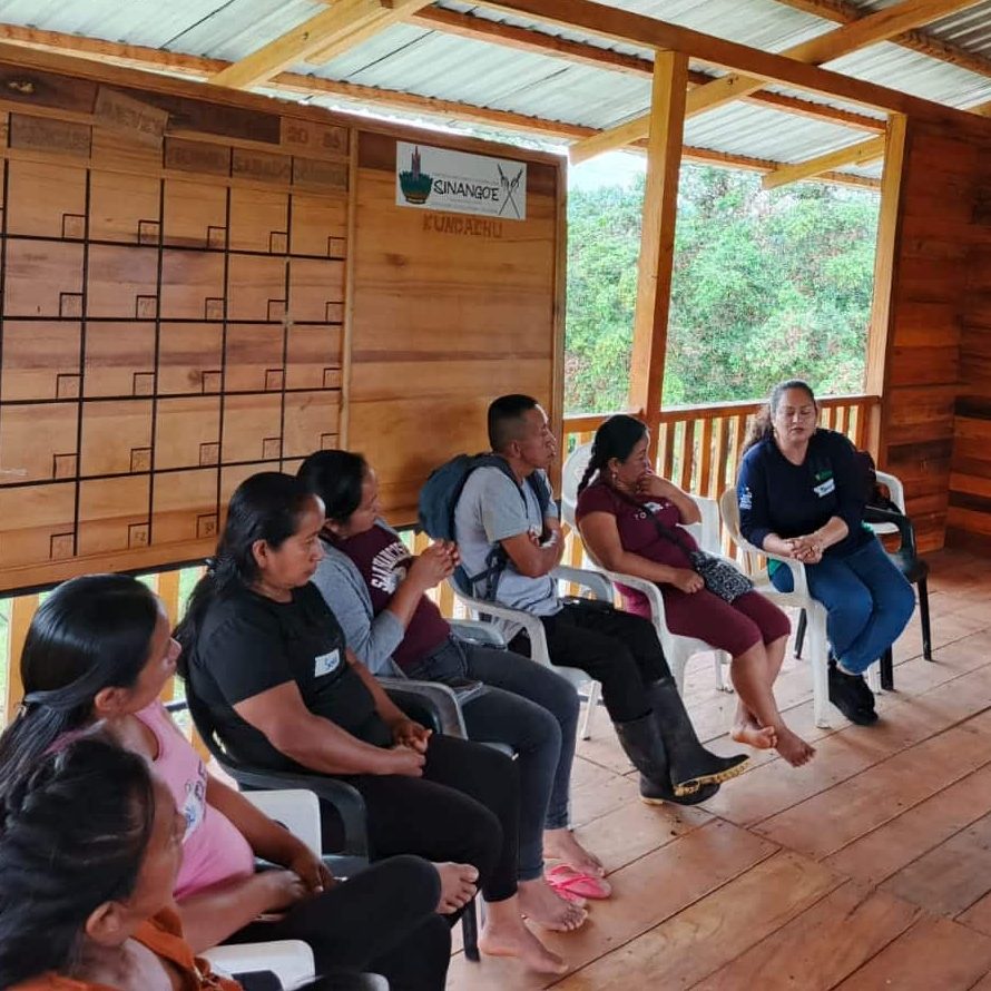 Jóvenes y mujeres Cofanes aplican la comunicación asertiva en Sinangoe en Sucumbíos